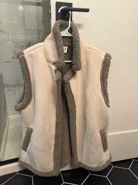 Women’s Suede/Sherpa Vest - Cream with Taupe Trim